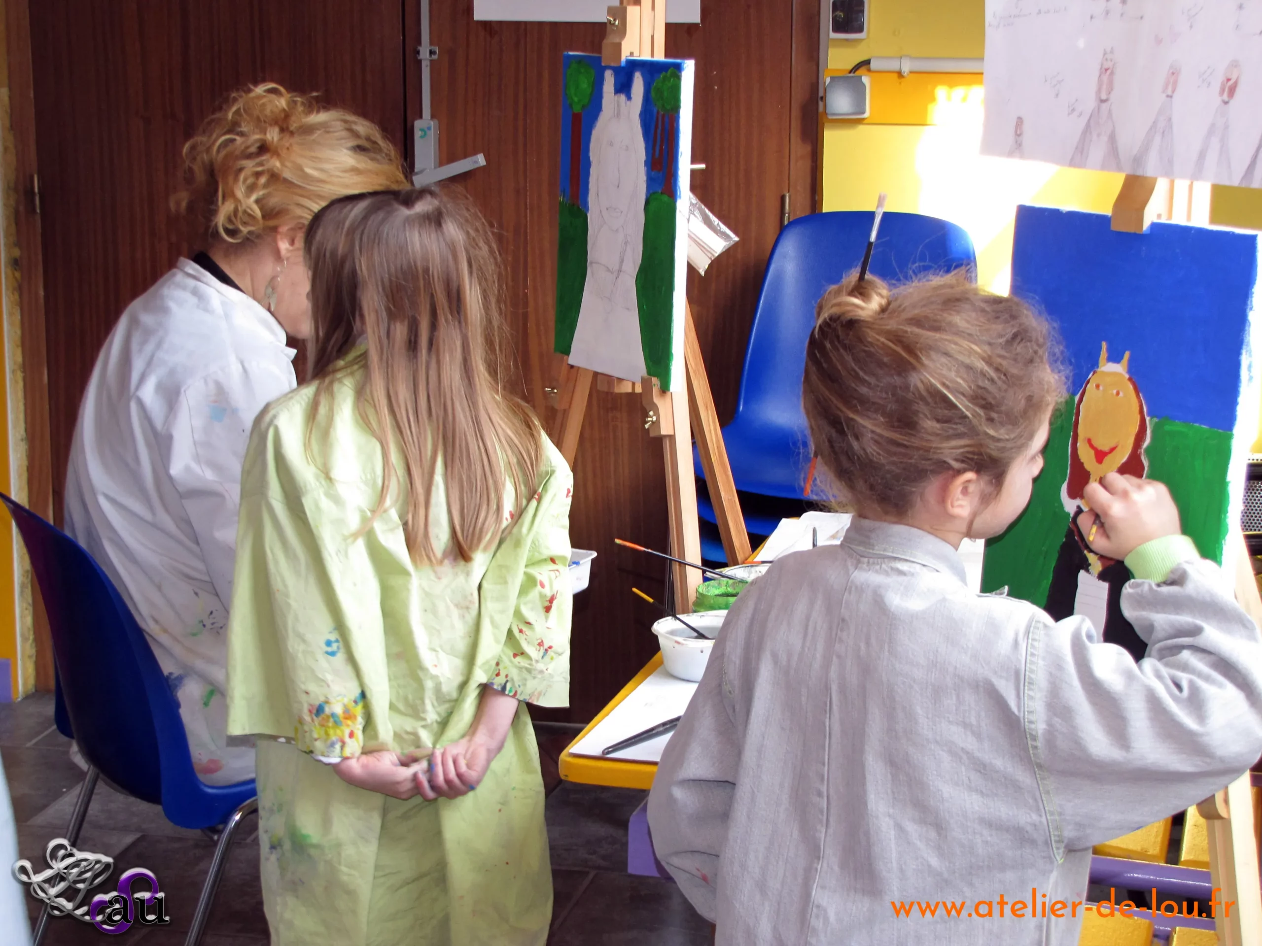 Enfants réalisant une peinture sur toile lors d'un anniversaire créatif à Reims