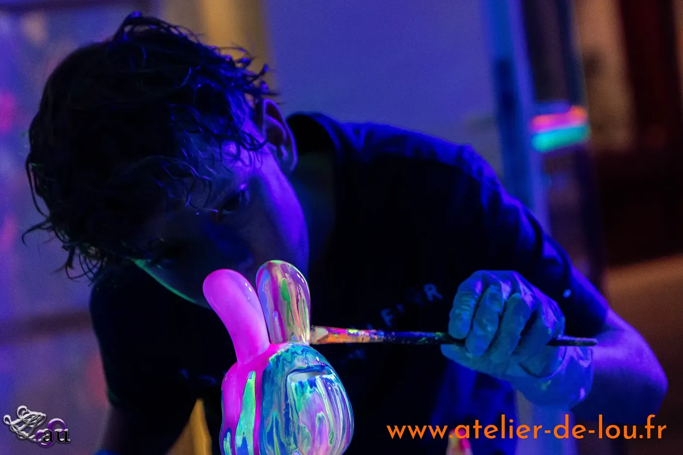 Atelier pouring bear sous lumière fluo à Reims